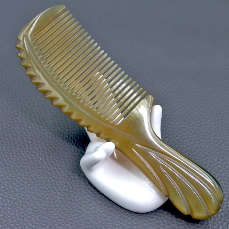 Peigne corne pour soins de cheveux quotidiens. Un peigne en corne véritable  est antistatique et est donc parfait pour coiffer.